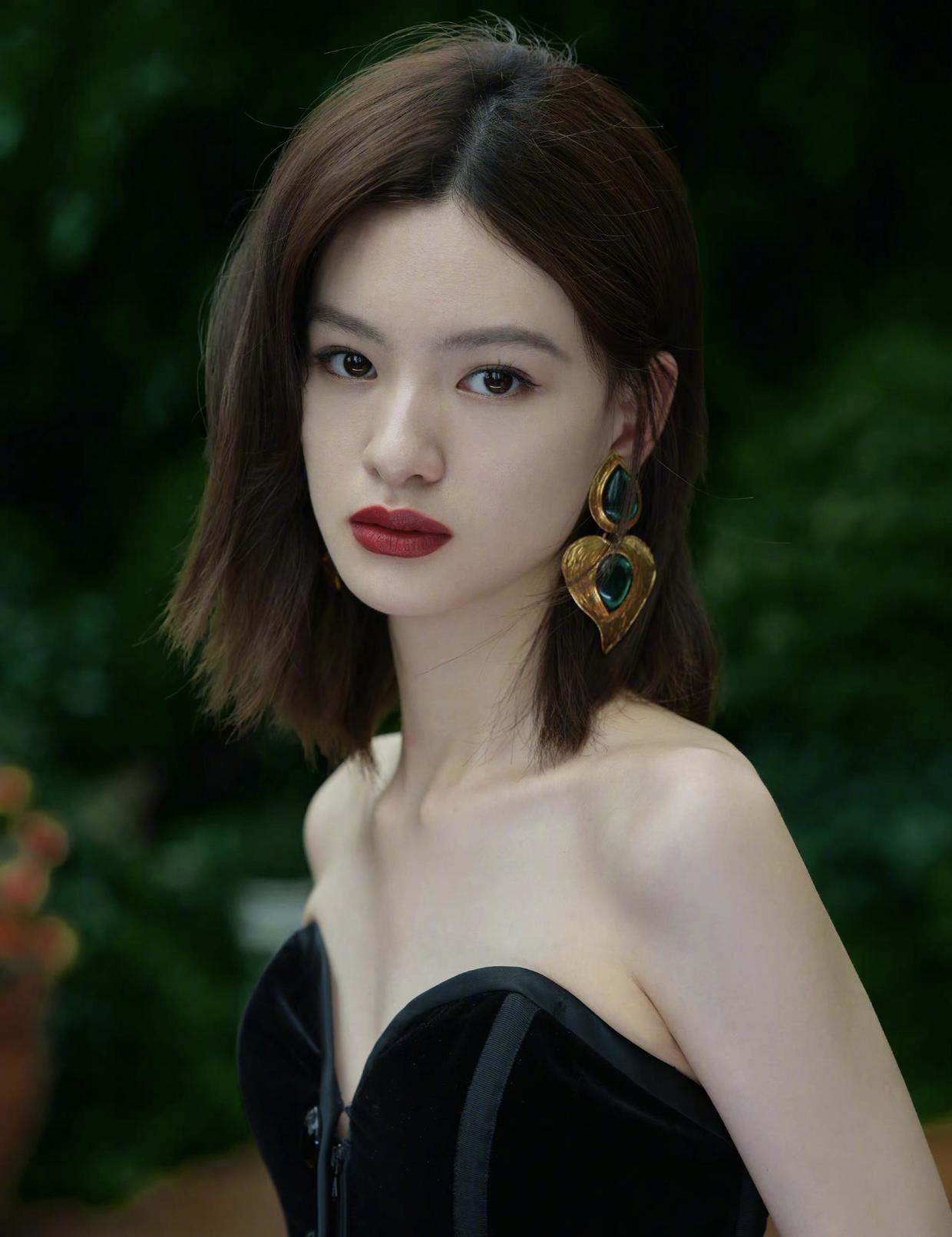 花苞裙|邱天22岁就这么美！穿黑色与玫红色拼接抹胸复古花苞裙，高级时髦