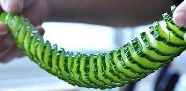 日本大厨秀刀工，把鱼切成了蝴蝶，只见中国小学徒拿过来一节莲藕