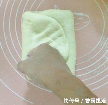 面团|油条一凉就发硬？原来是和面手法错了，教你这样做，油条松软好吃