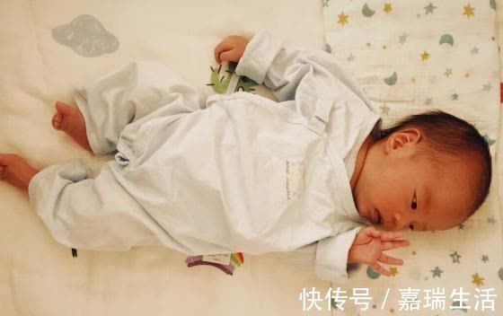 什么时候|宝宝什么时候可以“睡枕头”?有四个信号,家长要抓住