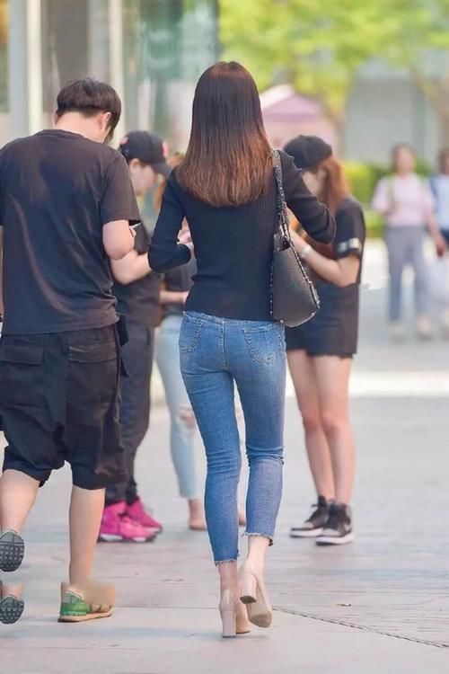 身材|小姐姐长发飘飘,穿紧身牛仔裤,美丽大方自信