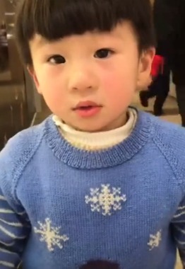 儿子走着走着突然停下不走了，当儿子抬起脚的时候，妈妈的心好痛