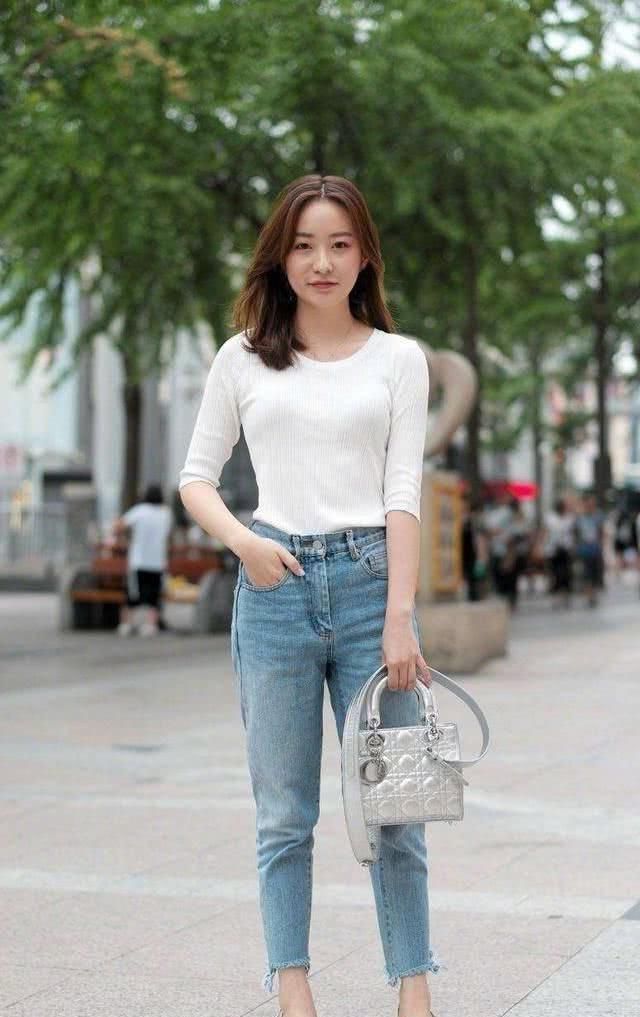 小姐姐中袖针织衫搭配蓝色牛仔裤，婉约不失时尚