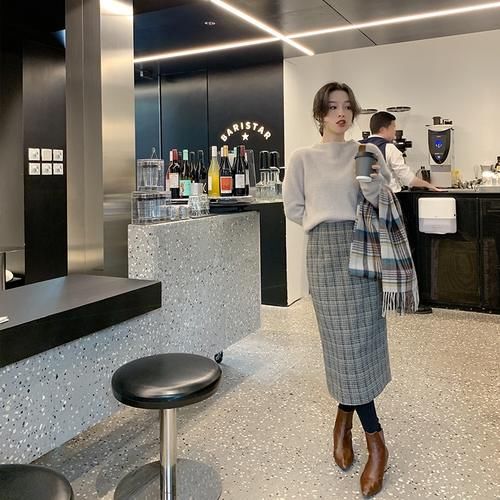 早春穿针织开衫、毛衣怎么穿好看？今年流行配“格子裙”，很美！