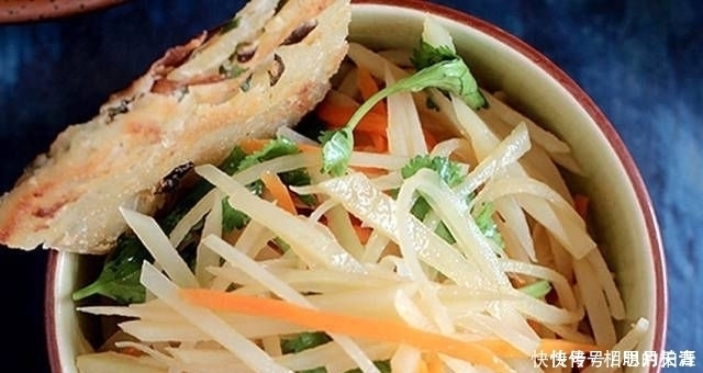 炒土豆丝,千万不要直接炒,2个小诀窍,土豆丝香辣脆爽,超好吃