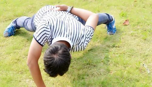 做俯卧撑|为什么医生都推荐男人做俯卧撑一分钟完成多少,才能算强壮