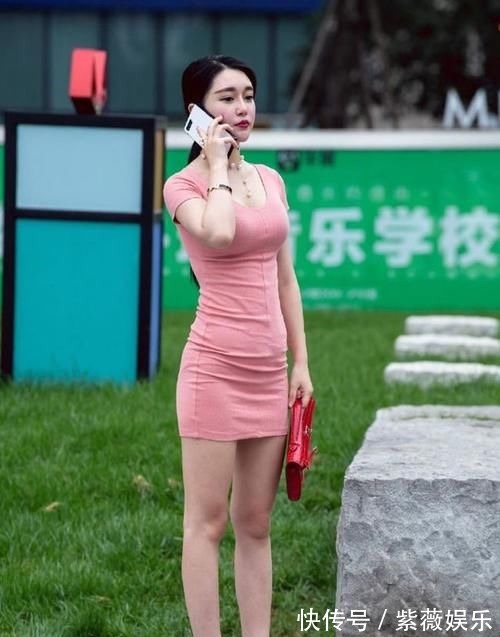 吊带 粉色吊带配高腰牛仔裙,黄色高跟鞋的搭配,美得优雅有气场