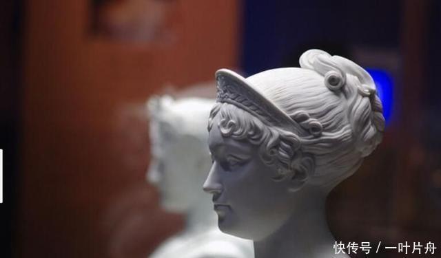 辱骂|美艳王后辱骂拿破仑,战败后她却被迫服侍拿破仑,还给他生了孩子!