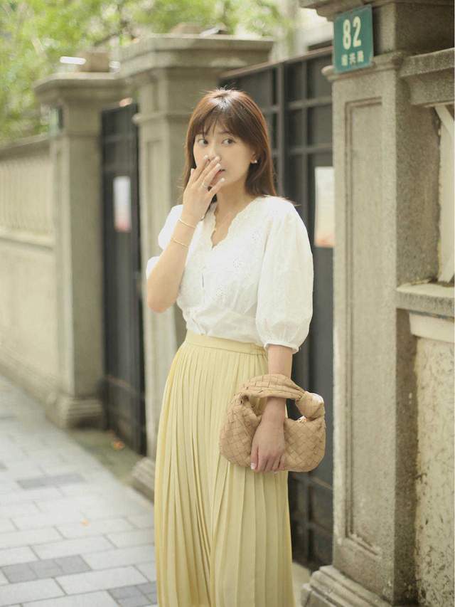 白色衬衫|小个子女生这样穿搭显高显瘦,白色衬衫搭配百褶裙温柔优雅,真美