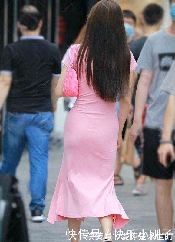 粉色 小姐姐穿粉色裙装,大秀小蛮腰的美,活力满满的甜美风!