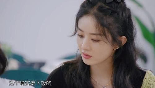 周也汗流浃背还不忘哄孩子,素颜五官精致,皮肤状态媲美小孩