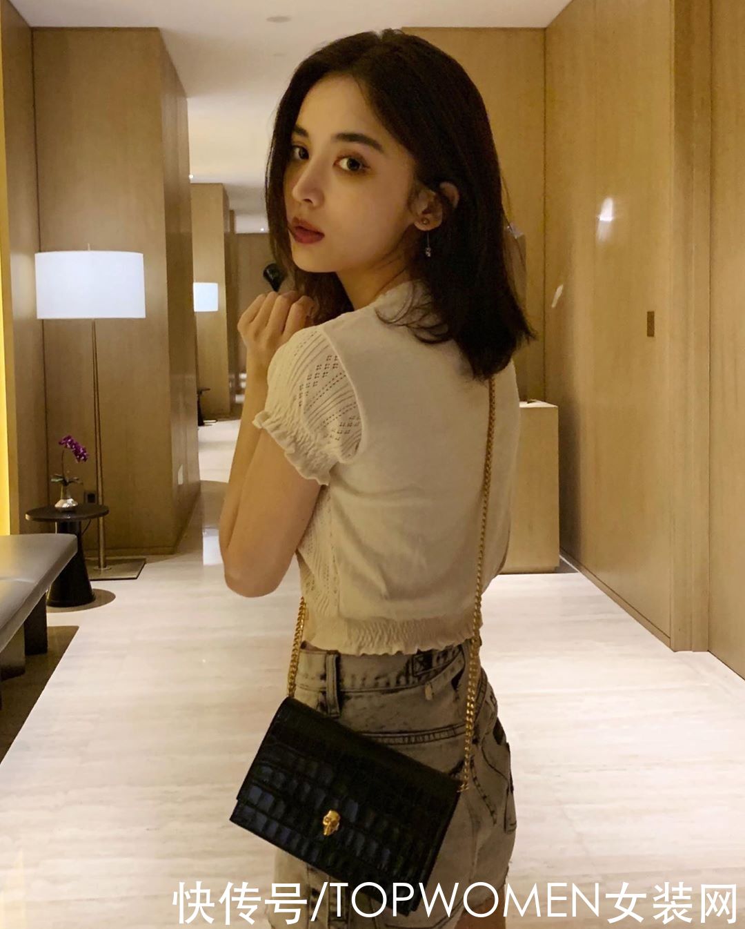 娜扎衣品太绝了！穿上个性复古的裙装搭配个性短发，自带撩人气息