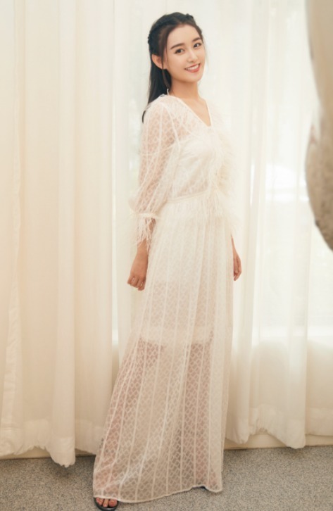 小姐姐|章泽天才是“商圈”气质女神,穿一袭无袖白色的连衣裙,干练洋气