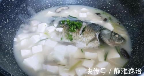 鲫鱼汤如何炖出奶白色?大厨:这一步最关键,鱼汤奶白,味道鲜