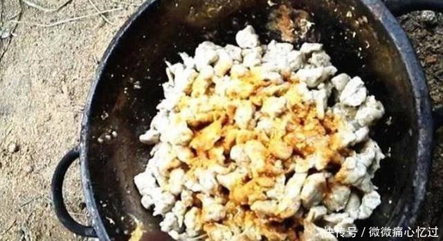 非洲人模仿中国人做饺子,看到成品后笑岔气!就算给我钱也不吃