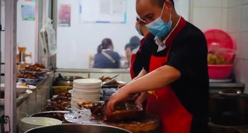 家小饭馆|开在厕所旁边的20年老店，只卖3样菜，老人推着轮椅都要来吃