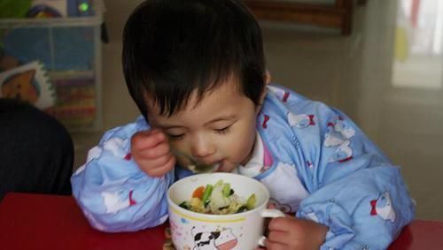 拔掉|8岁男童长出“双排牙”，被拔掉时疼哭了，得知原因后奶奶崩溃