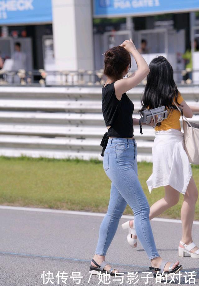 a495|时尚穿搭黑色V领上衣搭配牛仔裤+凉鞋