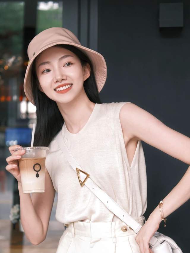 洋气|20岁到30岁的女生夏季末尾这样穿,衬衫配阔腿裤简约洋气,超好看