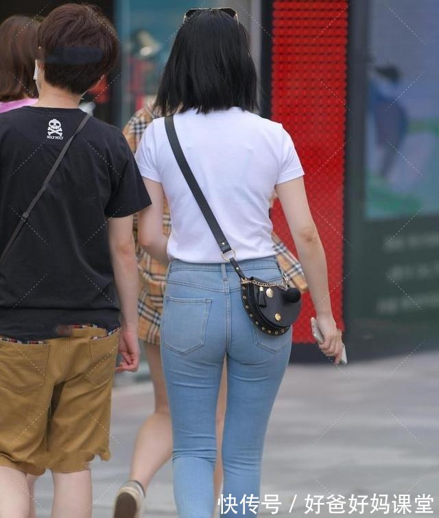 短袖 简约牛仔裤搭配白色短袖,个性十足,给您低调日常的时尚感!