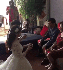 |搞笑GIF:第一次结婚没经验,岳父在上,小婿先干为敬