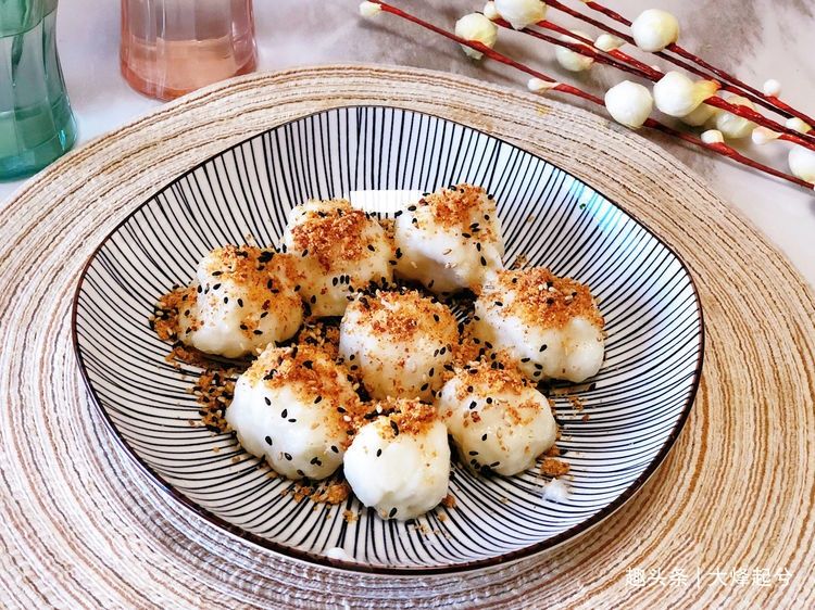 花生糯米糍,我家隔三差五吃一次,做法简单,老少皆宜