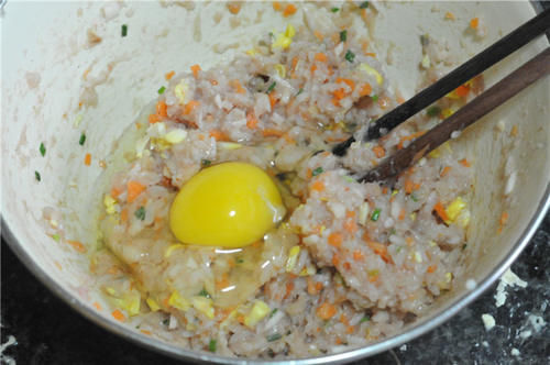 做成好吃的早餐饼,荤素搭配,糯米含有蛋白质,用筷子能挑起就可以了