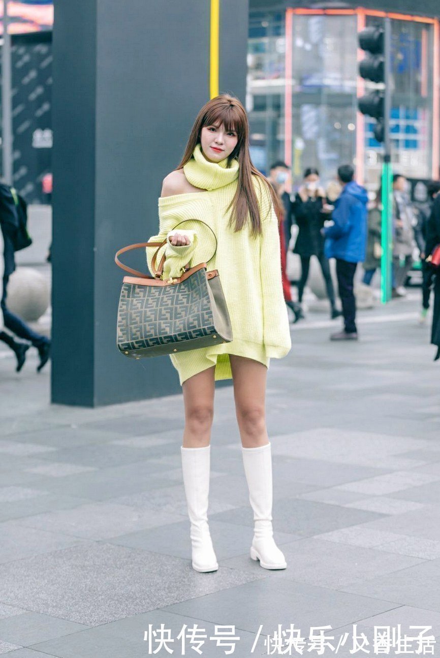 轻松|用包包打造轻松随性的效果,你会发现意外的好看,试试看