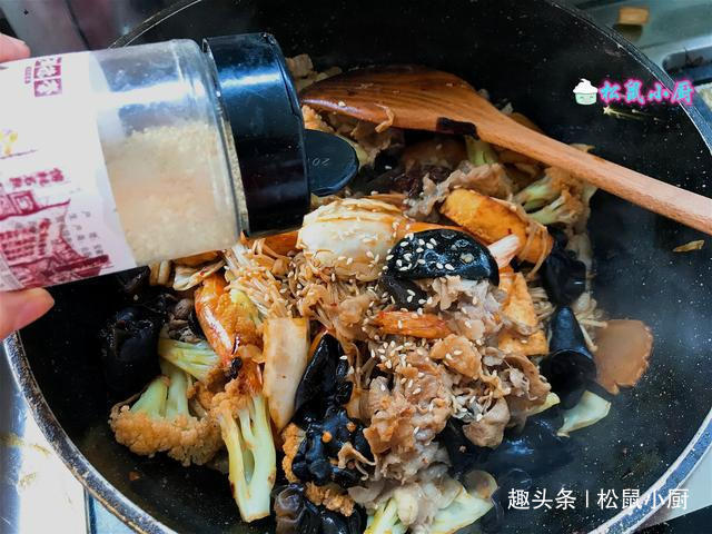 麻辣香锅别去饭店吃，自己做少油少盐又省钱，学会了你也能当大厨