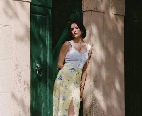 肤色 会配色才显白!给“黑黄皮”女生的穿搭建议:深色不碰,浅色相吸