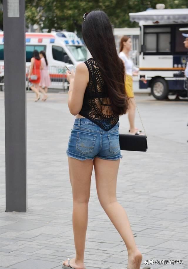 风格|低腰牛仔短裤,简单容易就搭配出露脐装,穿出清凉的效果