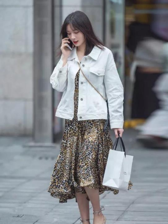 街拍:淡雅如仙的美女,一件套装的格子裙,时尚唯美