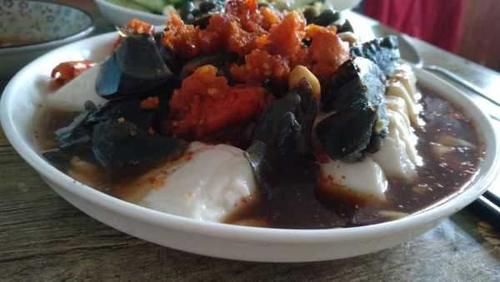 凉拌菜一直很受欢迎，皮蛋拌豆腐就不仅是凉拌菜，而且十分开胃