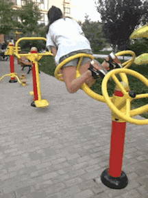 |搞笑GIF:霸气了我的姐 这辈子见过最拉风的走路姿势