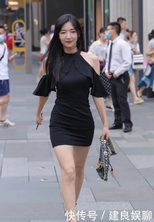 穿搭|黑色时尚连衣裙，搭配同色高跟凉鞋，穿出窈窕好气质的魅力