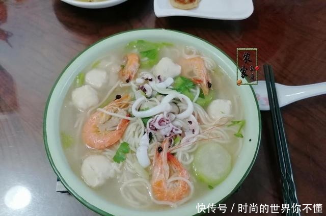 中午到老妈那蹭饭，大碗面一上桌，网友沸腾确定了，绝对是亲妈！