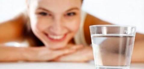 早上起床后可不可以先喝水？专业人士解答：3种饮品不要早上喝