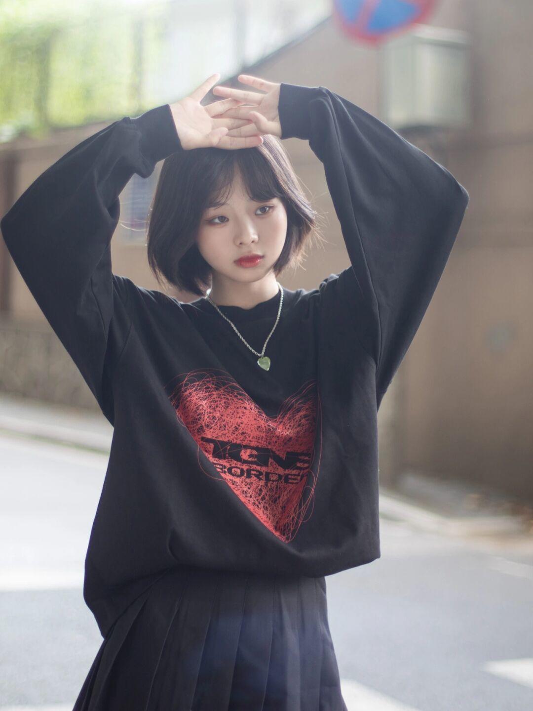 红色字母卫衣+白色休闲裤,韩范十足!|早秋卫衣合集| 韩范