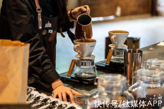 咖啡店|在星巴克、瑞幸、Manner打工：不像咖啡师，更像“机器人”？