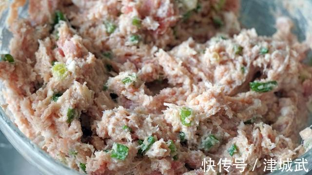 萝卜和它一起炖，味道特别鲜！热腾腾端上桌，营养下饭，吃完暖和