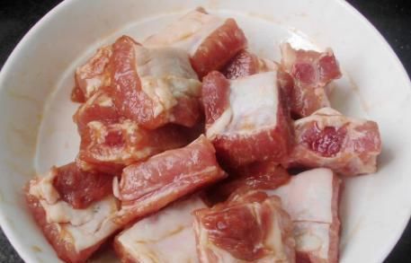 炖排骨时,焯水后又腥又柴教你1个技巧,排骨香嫩入味,无腥味