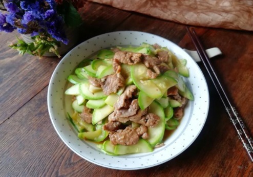 这个家常菜在我家非常受欢迎,皮薄汁多,肉质滑嫩