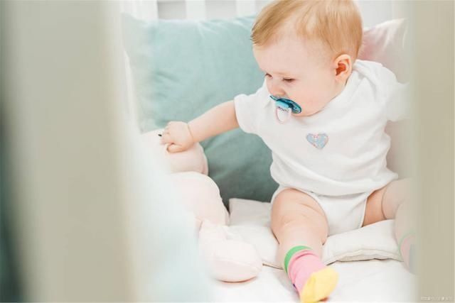 孩子|4个月的婴儿能练习靠坐吗为了孩子发育好,当妈的三件事要少做