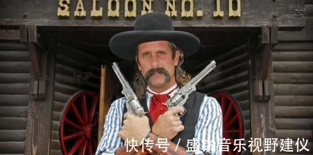 赌场$美国西部第一快枪手:正面单挑杀百人,第一次背对大门坐就死了