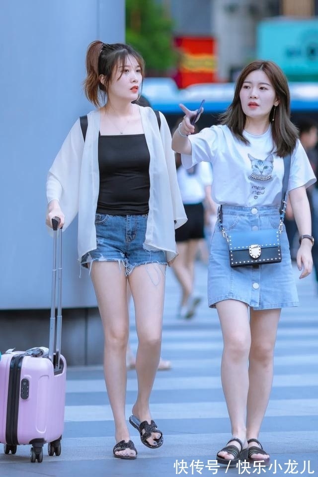 衬衫 小姐姐穿搭好清凉!白色宽松衬衫搭配蓝色牛仔短裤,青春洋溢