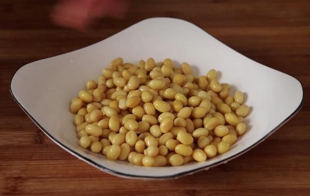 黄豆不再打豆浆了，教你1个新吃法，下酒下饭，比红烧肉还香