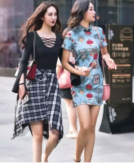 街拍:单辫子的小美女,牛仔裤搭配黑色吊带背心,简洁大方