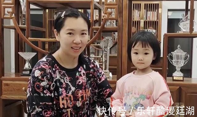 乒乓球|李晓霞大女儿梦想当世界冠军！母女同框画面温馨，身后奖杯吸睛