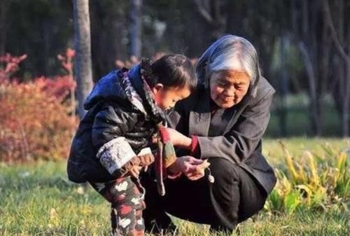 重庆外公实力宠娃,自制小火车接外孙放学,其他小朋友都羡慕极了