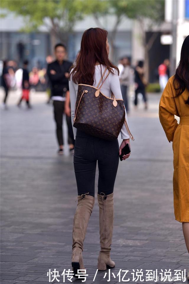 黑色短裤搭配棕色吊带，脚上一双长筒靴，“混搭风”高级大气